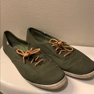 Women’s size 6 Forest Green Keds
